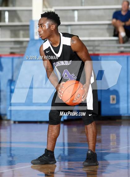 Thumbnail 3 in South Garland vs. Lincoln (Thanksgiving Hoopfest) photogallery.
