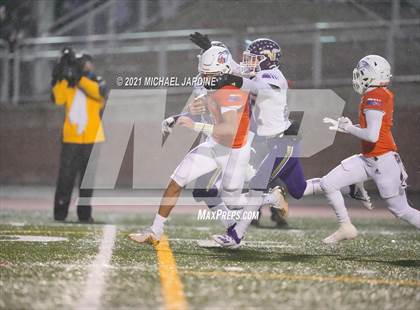 Thumbnail 3 in Graham-Kapowsin vs. Lake Stevens (WIAA 4A Final) photogallery.
