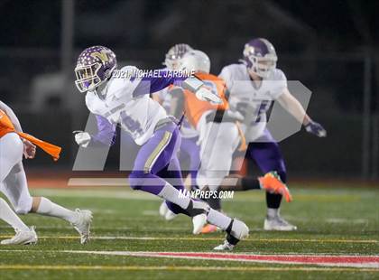 Thumbnail 2 in Graham-Kapowsin vs. Lake Stevens (WIAA 4A Final) photogallery.