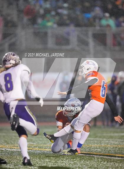 Thumbnail 3 in Graham-Kapowsin vs. Lake Stevens (WIAA 4A Final) photogallery.