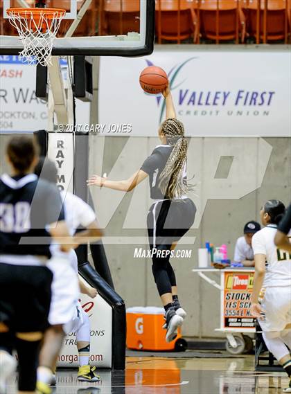 Thumbnail 1 in Sacramento vs Vanden (CIF SJS D2 Final) photogallery.