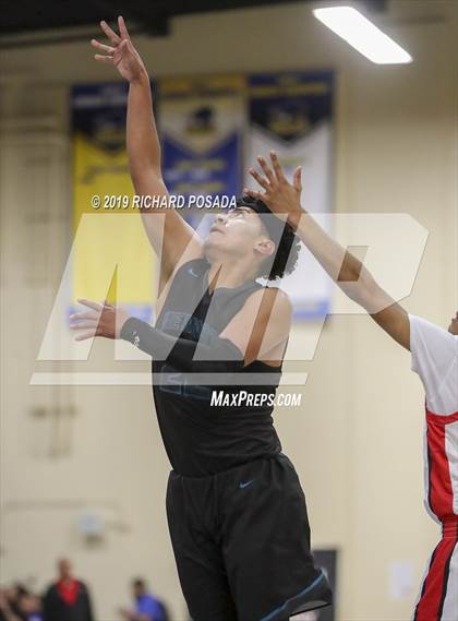 Thumbnail 2 in Fowler vs. Mendota (Parlier Tournament) photogallery.