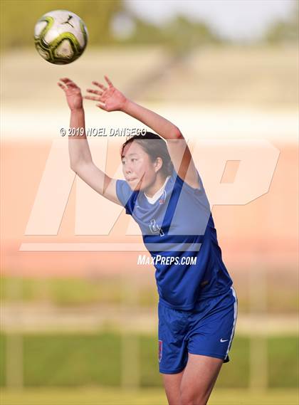 Thumbnail 3 in St. Ignatius vs. Sacred Heart Cathedral Prep photogallery.