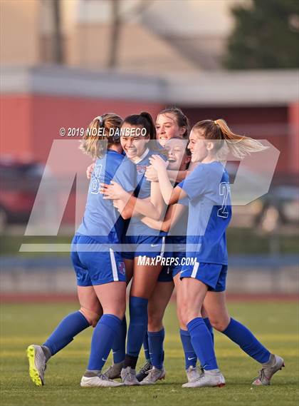 Thumbnail 2 in St. Ignatius vs. Sacred Heart Cathedral Prep photogallery.