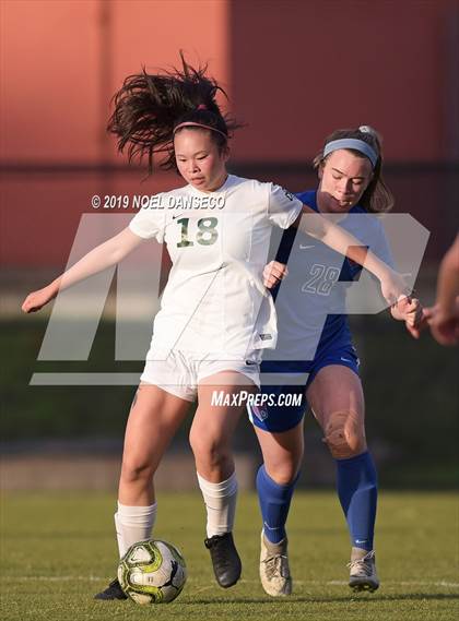 Thumbnail 2 in St. Ignatius vs. Sacred Heart Cathedral Prep photogallery.