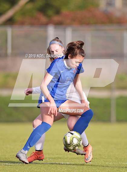 Thumbnail 2 in St. Ignatius vs. Sacred Heart Cathedral Prep photogallery.