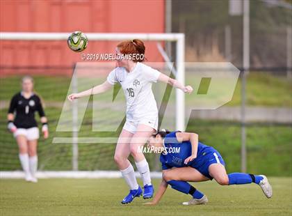 Thumbnail 2 in St. Ignatius vs. Sacred Heart Cathedral Prep photogallery.