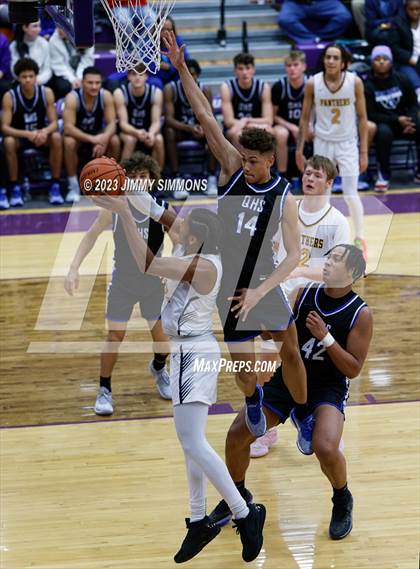 Thumbnail 3 in Quincy vs. O'Fallon (Prairie Farms Holiday Classic) photogallery.