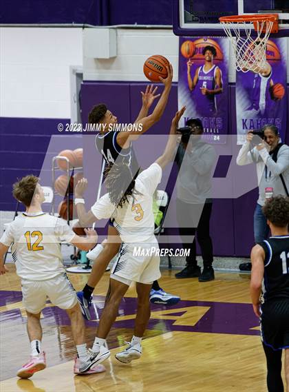 Thumbnail 3 in Quincy vs. O'Fallon (Prairie Farms Holiday Classic) photogallery.