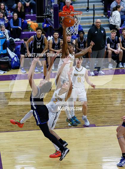 Thumbnail 2 in Quincy vs. O'Fallon (Prairie Farms Holiday Classic) photogallery.