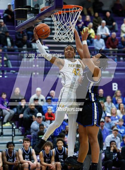 Thumbnail 1 in Quincy vs. O'Fallon (Prairie Farms Holiday Classic) photogallery.