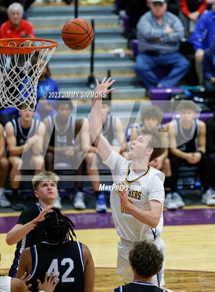 Thumbnail 3 in Quincy vs. O'Fallon (Prairie Farms Holiday Classic) photogallery.