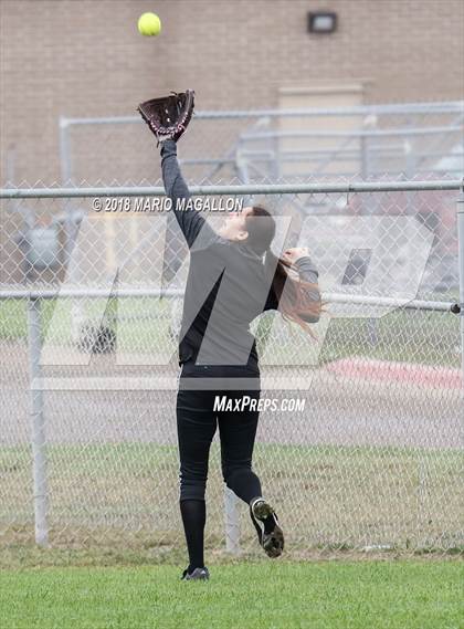 Thumbnail 3 in Veterans Memorial vs Santa Rosa (La Joya Tournament) photogallery.