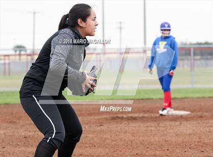 Thumbnail 1 in Veterans Memorial vs Santa Rosa (La Joya Tournament) photogallery.