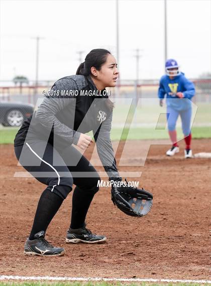 Thumbnail 2 in Veterans Memorial vs Santa Rosa (La Joya Tournament) photogallery.