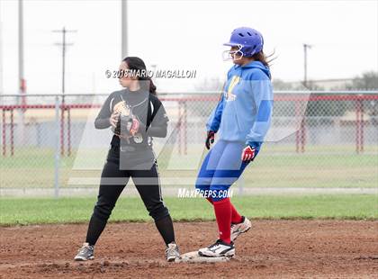 Thumbnail 3 in Veterans Memorial vs Santa Rosa (La Joya Tournament) photogallery.
