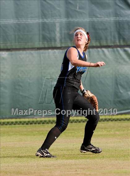 Thumbnail 3 in Hebron vs Burleson  (Texas 5A Region I Playoffs) photogallery.