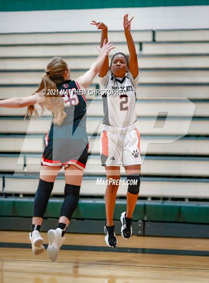 Thumbnail 2 in Winter Park vs. Forsyth Central (Sandestin Christmas Classic) photogallery.