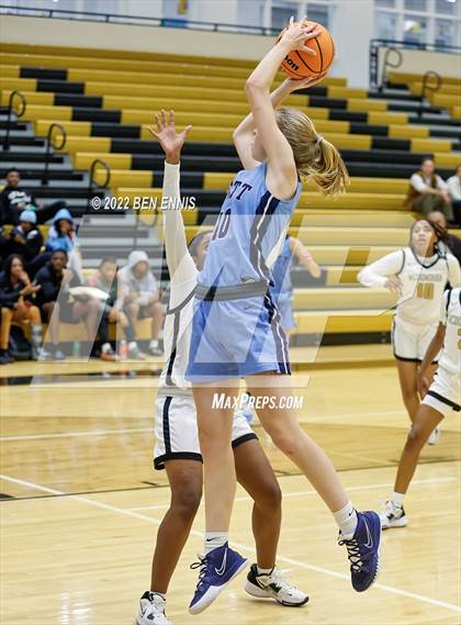 Thumbnail 3 in Lovett @ McDonough photogallery.