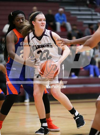Thumbnail 2 in East St. Louis vs Belleville West photogallery.