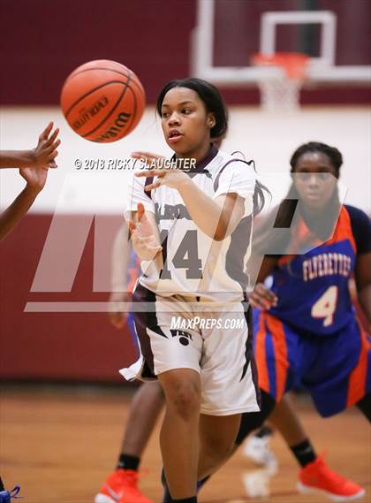Thumbnail 2 in East St. Louis vs Belleville West photogallery.