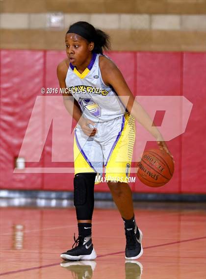 Thumbnail 2 in Lynwood vs. West Torrance (Battle of the Beach) photogallery.