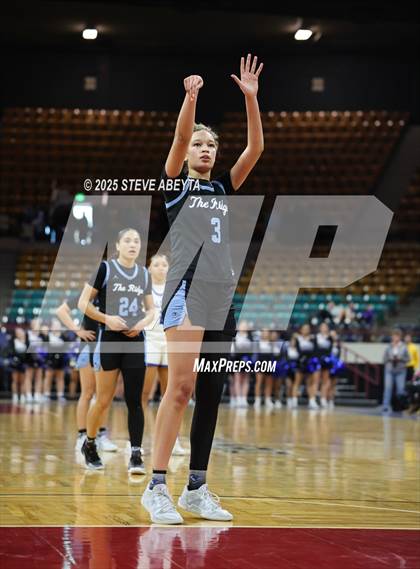 Thumbnail 3 in Riverdale Ridge vs. Highlands Ranch (CHSAA 6A Great 8) photogallery.