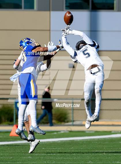 Thumbnail 3 in Serra vs. Sierra Canyon (CIF State Division 2A Final) photogallery.