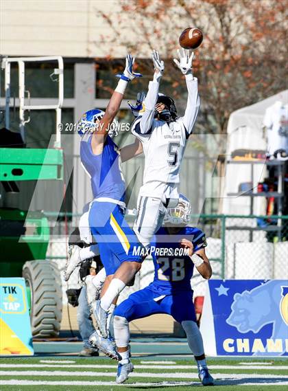 Thumbnail 2 in Serra vs. Sierra Canyon (CIF State Division 2A Final) photogallery.