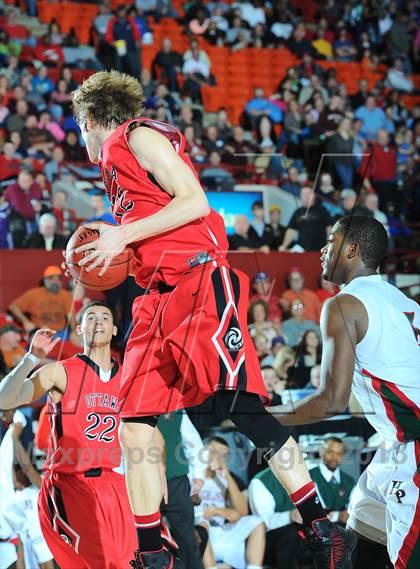 Thumbnail 2 in Highland Park vs. Ottawa (KSHSAA State 4A Final) photogallery.