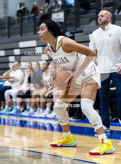 Thumbnail 2 in Staley vs Helias (Jefferson Bank Holiday Hoops) photogallery.