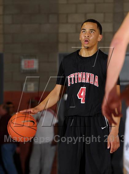 Thumbnail 3 in Loyola vs. Etiwanda (Nike Extravagnaza) photogallery.