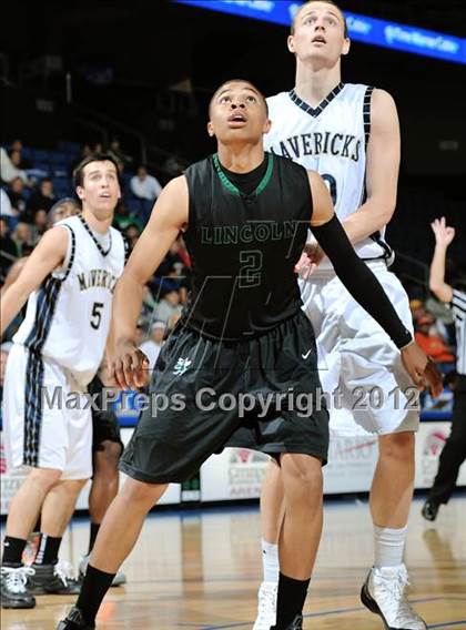 Thumbnail 3 in Lincoln vs. La Costa Canyon (CIF D2 SoCal Regional Final) photogallery.