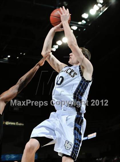 Thumbnail 2 in Lincoln vs. La Costa Canyon (CIF D2 SoCal Regional Final) photogallery.