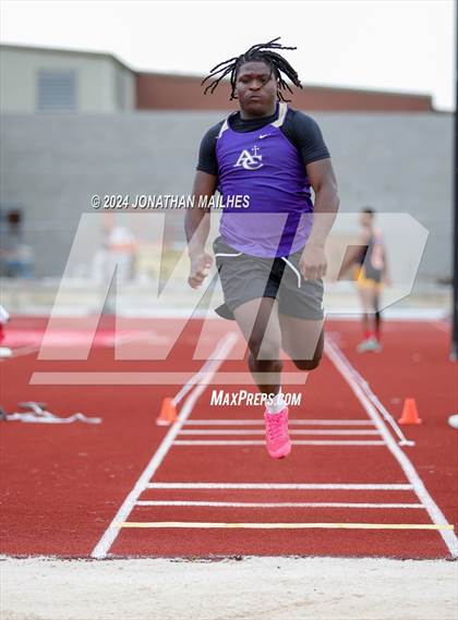 Thumbnail 1 in LHSAA 1A-8 District Meet photogallery.