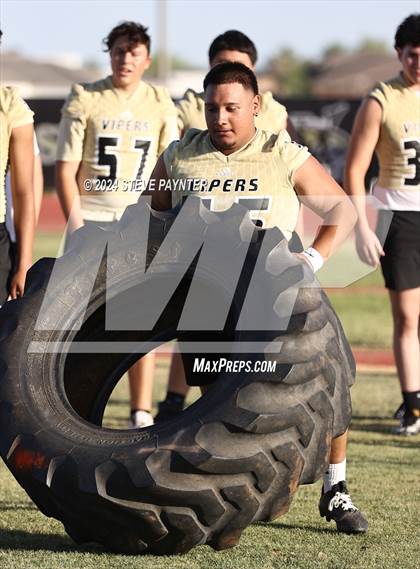 Thumbnail 3 in Verrado Black vs. Gold (Spring Football) photogallery.