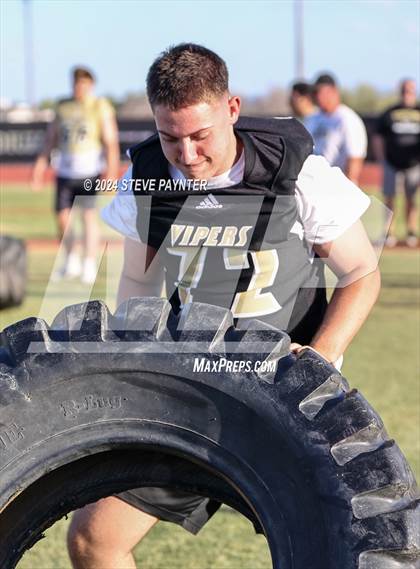 Thumbnail 3 in Verrado Black vs. Gold (Spring Football) photogallery.