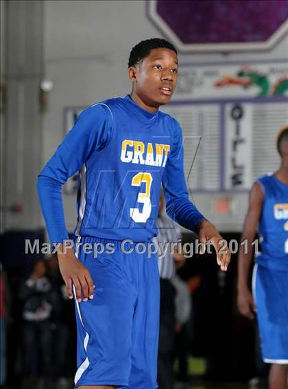 Thumbnail 2 in Grant vs. Sacramento (St. Hope Elite Classic) photogallery.