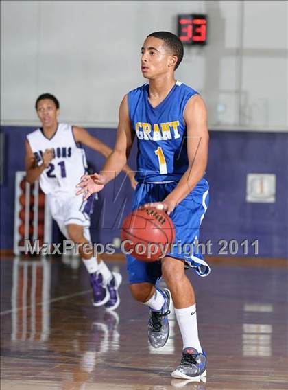 Thumbnail 2 in Grant vs. Sacramento (St. Hope Elite Classic) photogallery.