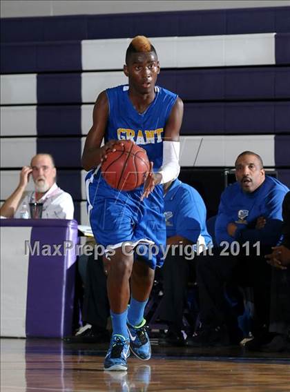 Thumbnail 1 in Grant vs. Sacramento (St. Hope Elite Classic) photogallery.