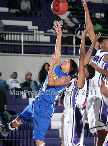 Thumbnail 2 in Grant vs. Sacramento (St. Hope Elite Classic) photogallery.