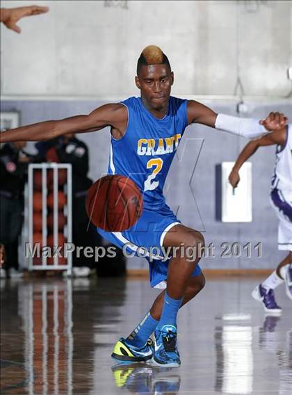 Thumbnail 1 in Grant vs. Sacramento (St. Hope Elite Classic) photogallery.