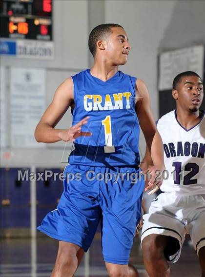 Thumbnail 2 in Grant vs. Sacramento (St. Hope Elite Classic) photogallery.