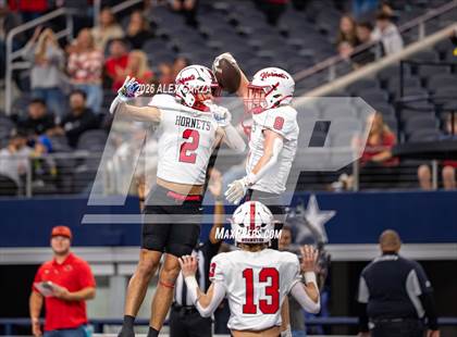 Thumbnail 3 in Muenster vs. Shiner (UIL 2A D1 Football Final) photogallery.