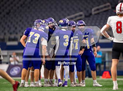 Thumbnail 2 in Muenster vs. Shiner (UIL 2A D1 Football Final) photogallery.