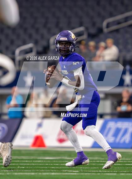 Thumbnail 2 in Muenster vs. Shiner (UIL 2A D1 Football Final) photogallery.