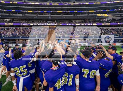 Thumbnail 2 in Muenster vs. Shiner (UIL 2A D1 Football Final) photogallery.