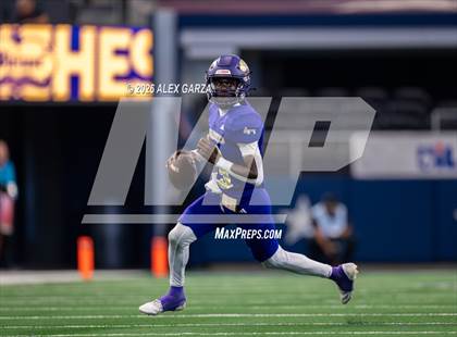 Thumbnail 3 in Muenster vs. Shiner (UIL 2A D1 Football Final) photogallery.