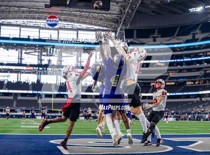 Thumbnail 2 in Muenster vs. Shiner (UIL 2A D1 Football Final) photogallery.