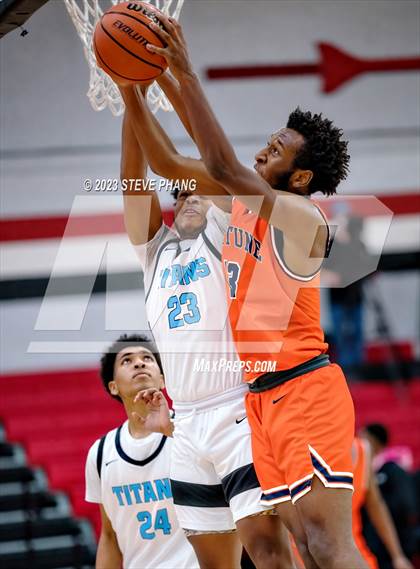 Thumbnail 2 in Burbank vs. Fortune Early College (Cordova Christmas Classic) photogallery.